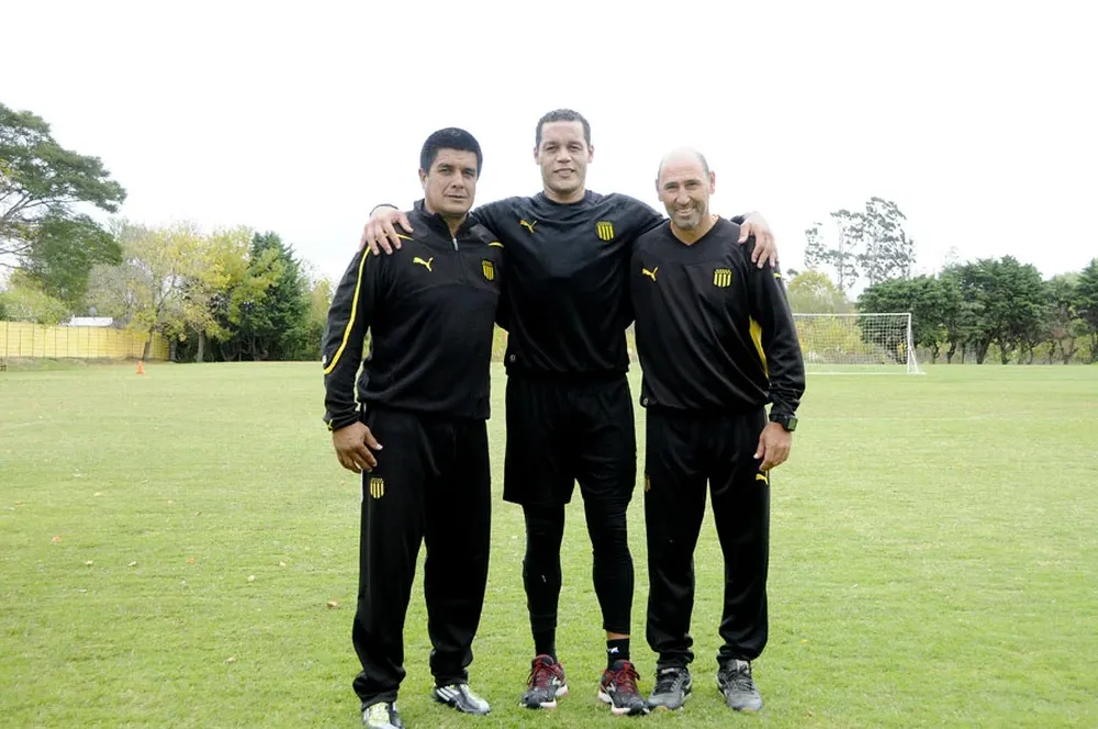 Darío flanqueado por Quevedo -a quien le hizo su primer gol en la A- y Oddine, excompañero ese día en Sud América. Los tres están juntos hoy en Peñarol
