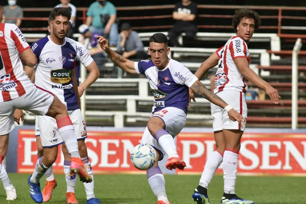 El Pumita en acción con Fénix ante River en el Clausura 2021