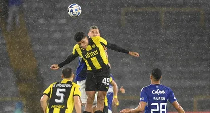 Bruno Betancor en Millonarios vs Peñarol en la Copa Sudamericana bajo lluvia torrencial