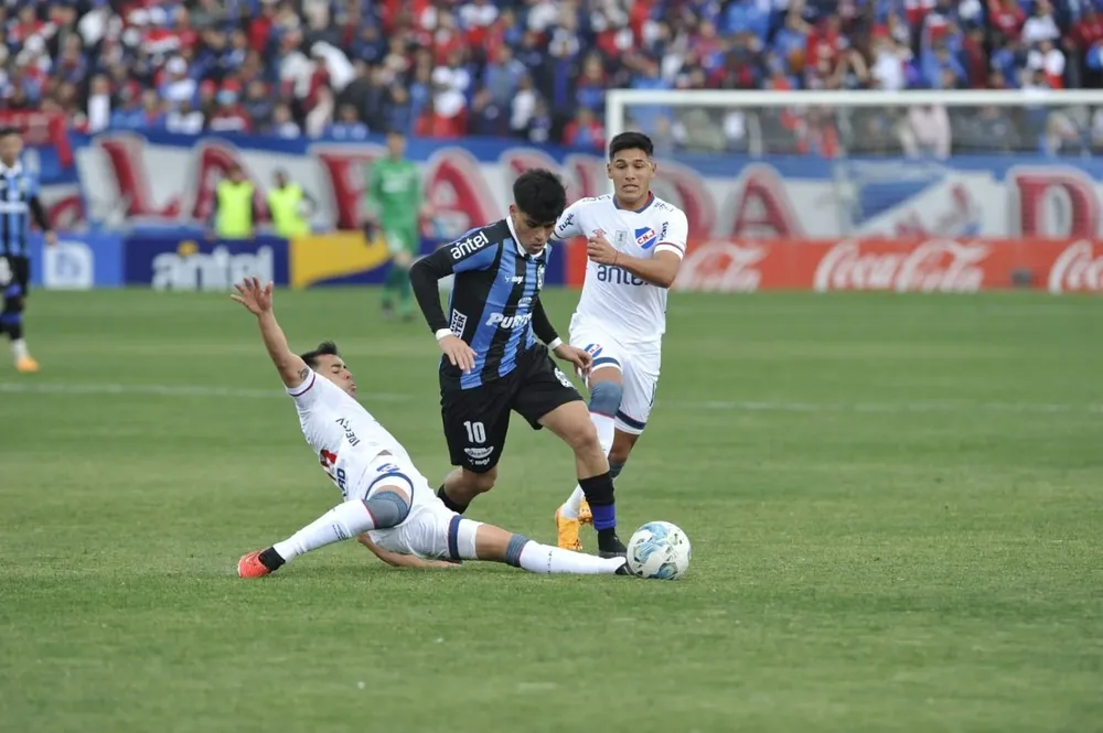 Torito Rodríguez se tira al piso en un partido contra Liverpool