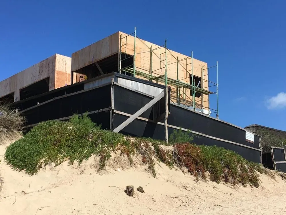 Ambas propiedades superan el límite de altura permitido, según la versión del abogado de los vecinos