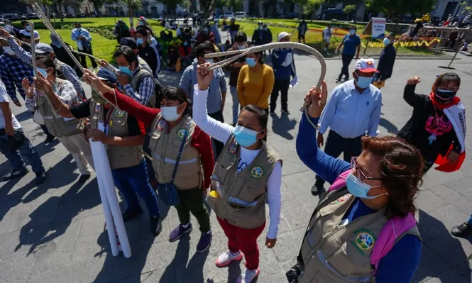Integrantes de las organizaciones se reúnen en la Plaza San Martín en el centro de Lima en apoyo del candidato presidencial de izquierda peruano Pedro Castillo el 16 de junio de 2021