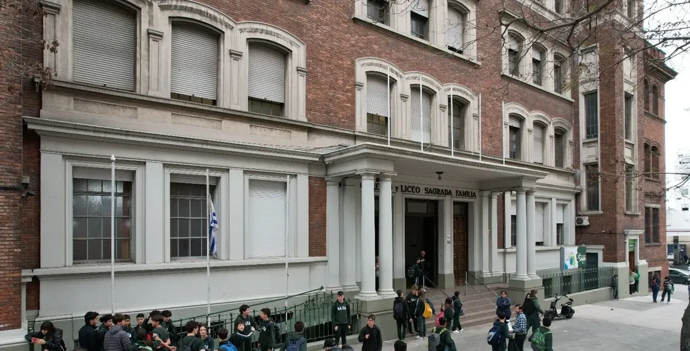 El centenario colegio ofrece ahora el bachillerato para adultos.