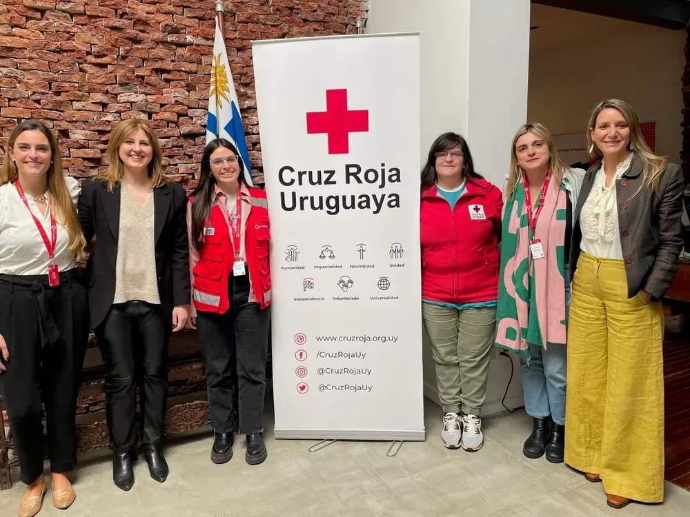 Equipo Cruz Roja uruguay junto a Silvina Bianco de Coca_Cola Uruguay y Lucia Ottati de Coca-Cola FEMSA