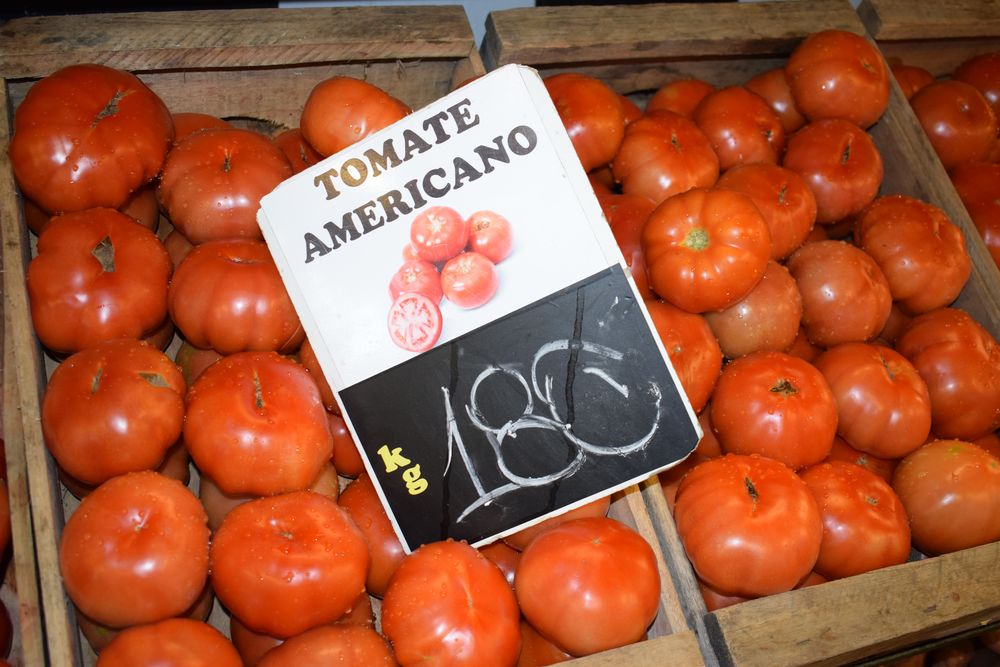 Tomate: en algunos sitios, puntualmente, se lo encuentra de buena calidad y a menos de $ 200 el kilo.
