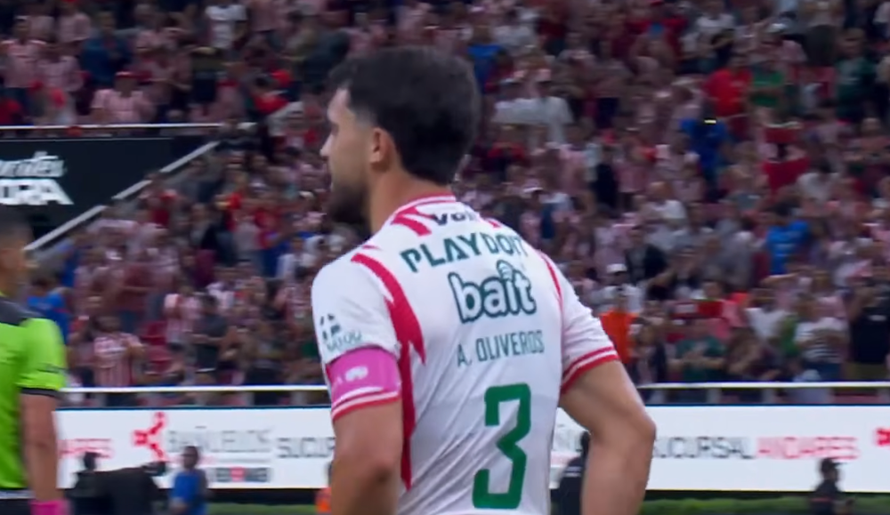 Agustín Oliveros se lamenta tras su gol en contra