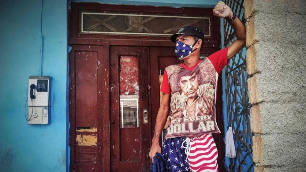 Un hombre en La Habana vistiendo un pantalón corto con la bandera de EE.UU,