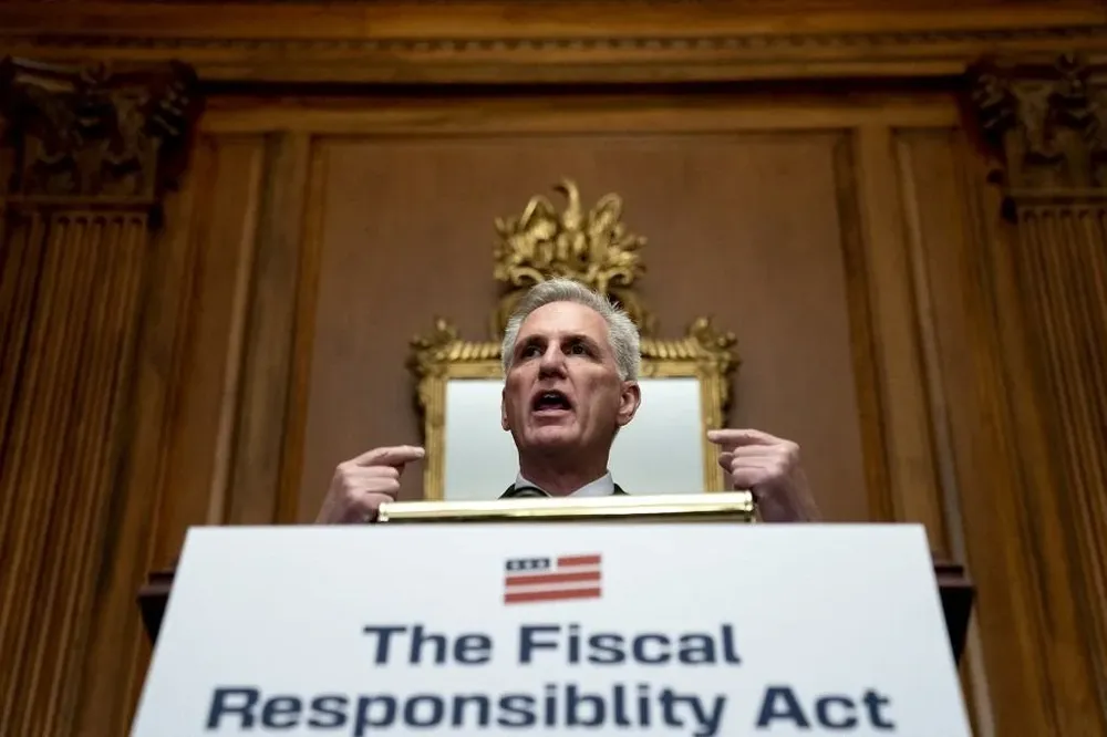El presidente de la Cámara de Representantes, el republicano Kevin McCarthy, anuncia el acuerdo presupuestario