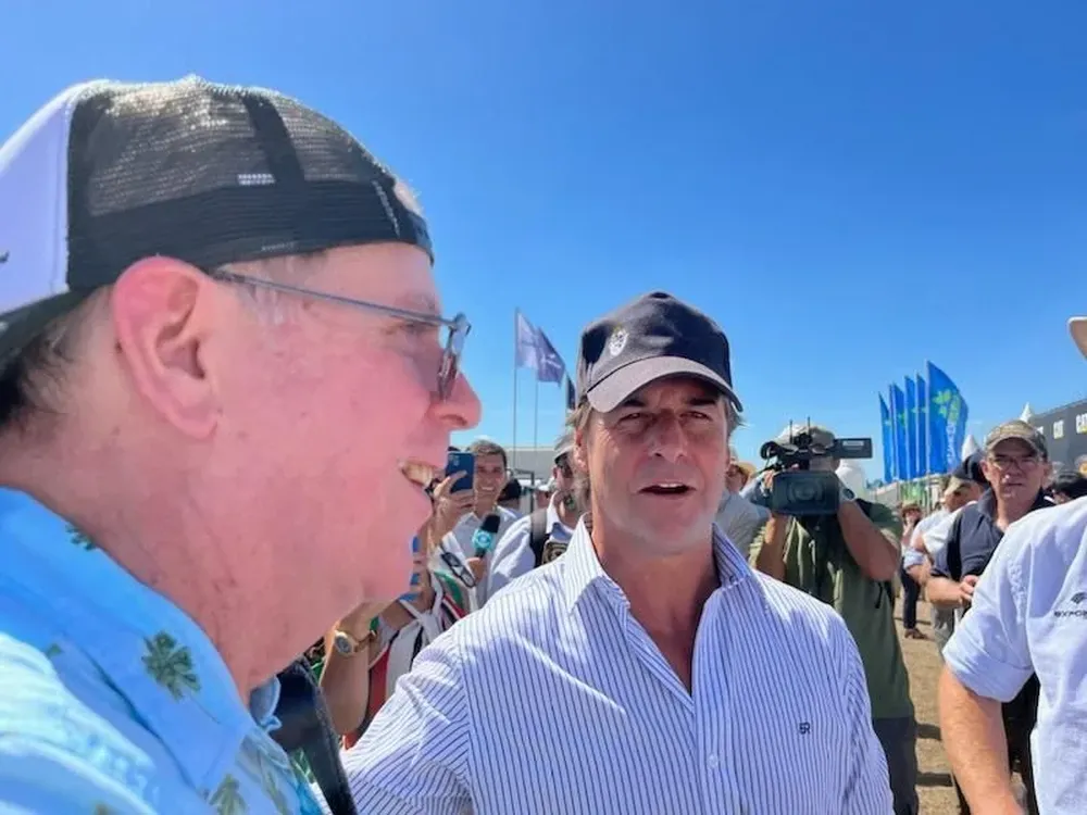 La foto que Mitsue le sacó a Mark junto al presidente de la República, Luis Lacalle Pou, en la Expoactiva.