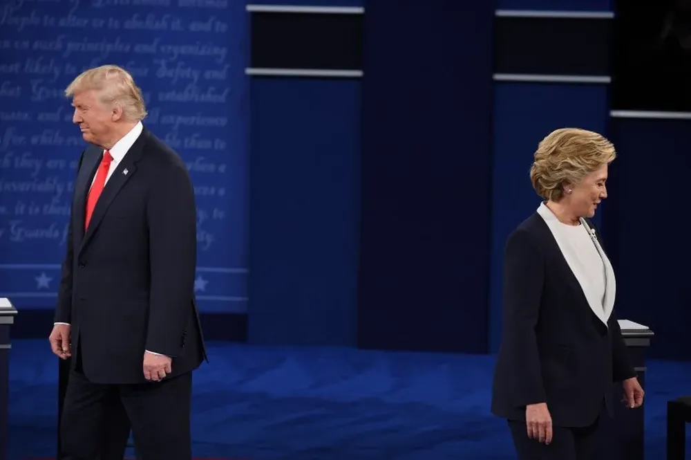 Trump y Clinton ocupan sus puestos en St. Louis para el segundo debate