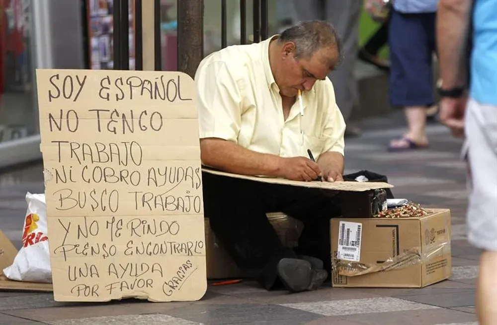 Un madrileño clama por trabajo durante la crisis que pega a España