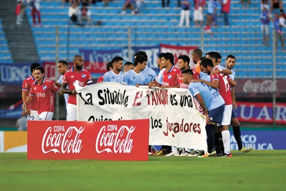 La pancarta en el partido entre Torque y Nacional, en solidaridad con los jugadores de El Tanque Sisley