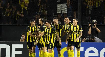 Gastón Togni celebra su primer gol con Peñarol con varios de sus compañeros