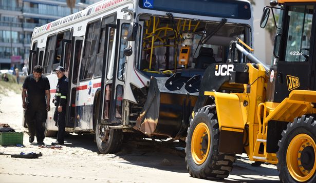El ómnibus de Cutcsa en la playa de Pocitos