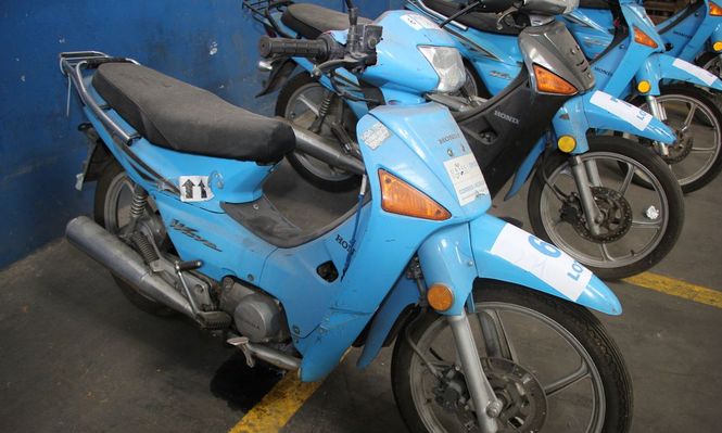Gran subasta oficial de la Administración Nacional de Correos: motos, minibuses y mobiliario sin base