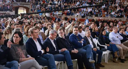 El presidente del Partido Popular, Alberto Núñez Feijóo (2i); el candidato del Partido Popular de Galicia (PPdeG) a la Presidencia de la Xunta, Alfonso Rueda (3i) y el expresidente del Gobierno, Mariano Rajoy (c).