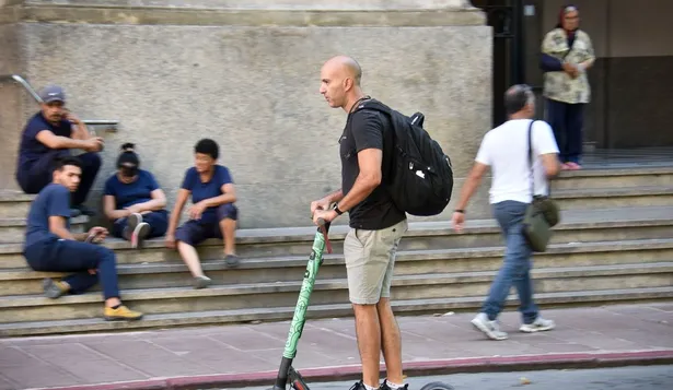 A las urnas en monopatín: descuentos para votantes durante este domingo