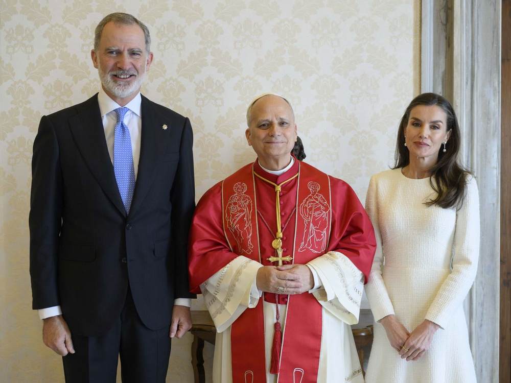 León XIV junto a los reyes de España, Felipe VI y Letizia.