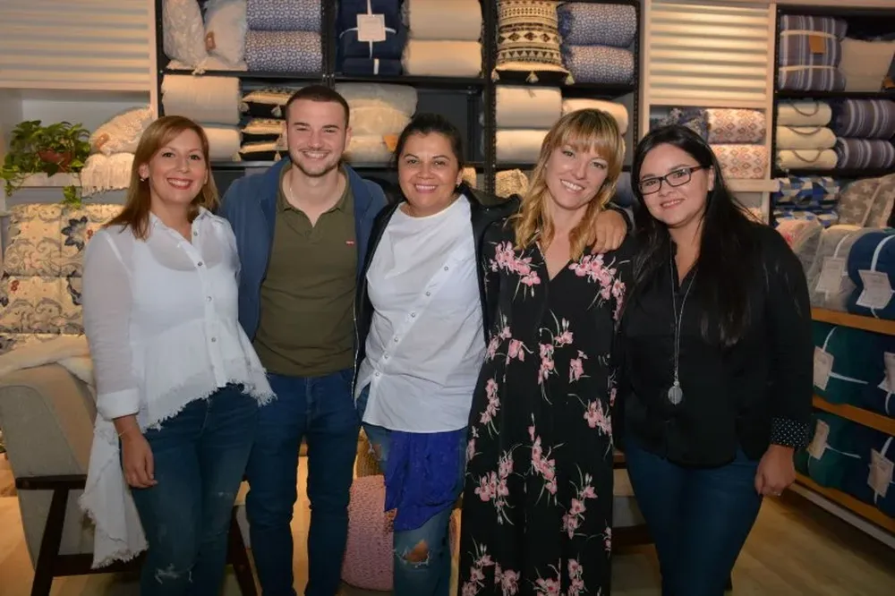 Alejandra Rios, Felipe Pastorino, Silvia Arévalo, Victoria Collins y Analia Ovando