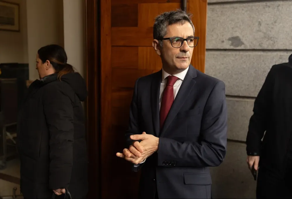El ministro de la Presidencia, Justicia y Relaciones con las Cortes, Félix Bolaños, ofrece declaraciones a los medios en el Patio del Congreso de los Diputados (archivo)