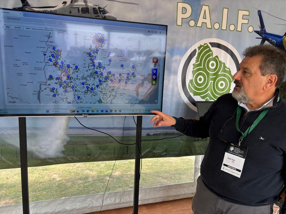 Rafael Sosa, coordinador del O-PAIF, en el stand en el que se explica a los visitantes todo lo relacionado con un emprendimiento fundamental y no solo para la producci&oacute;n forestal.