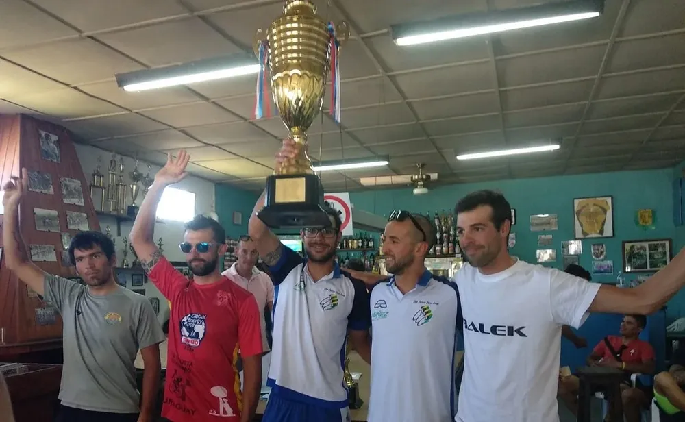 Presa con el trofeo en el podio final de la Doble Melo Treinta y Tres