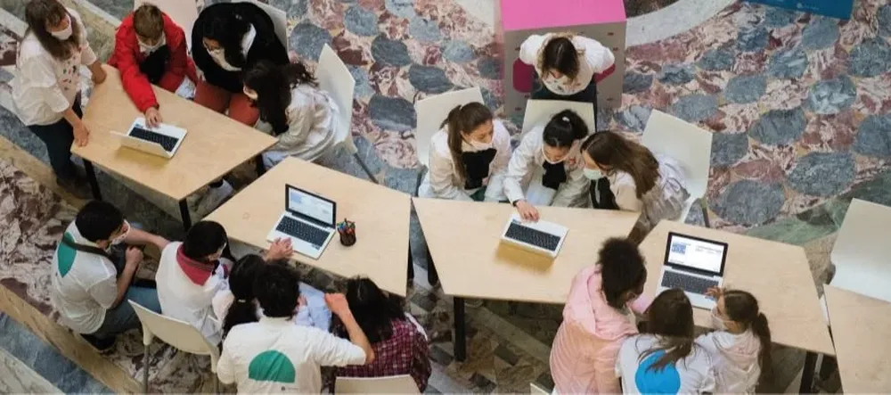 Estudiantes de educación primaria trabajando juntos en diferentes proyectos
