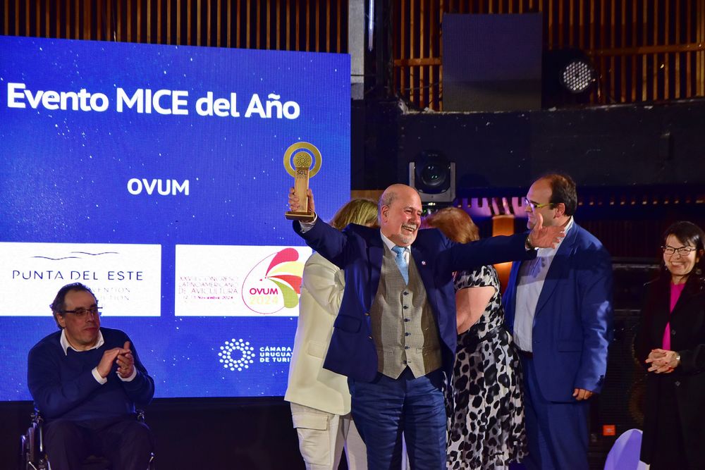 Productores avícolas nucleados en APAS de festejo: el premio lo recibió Joaquín Fernández, presidente de la asociación.