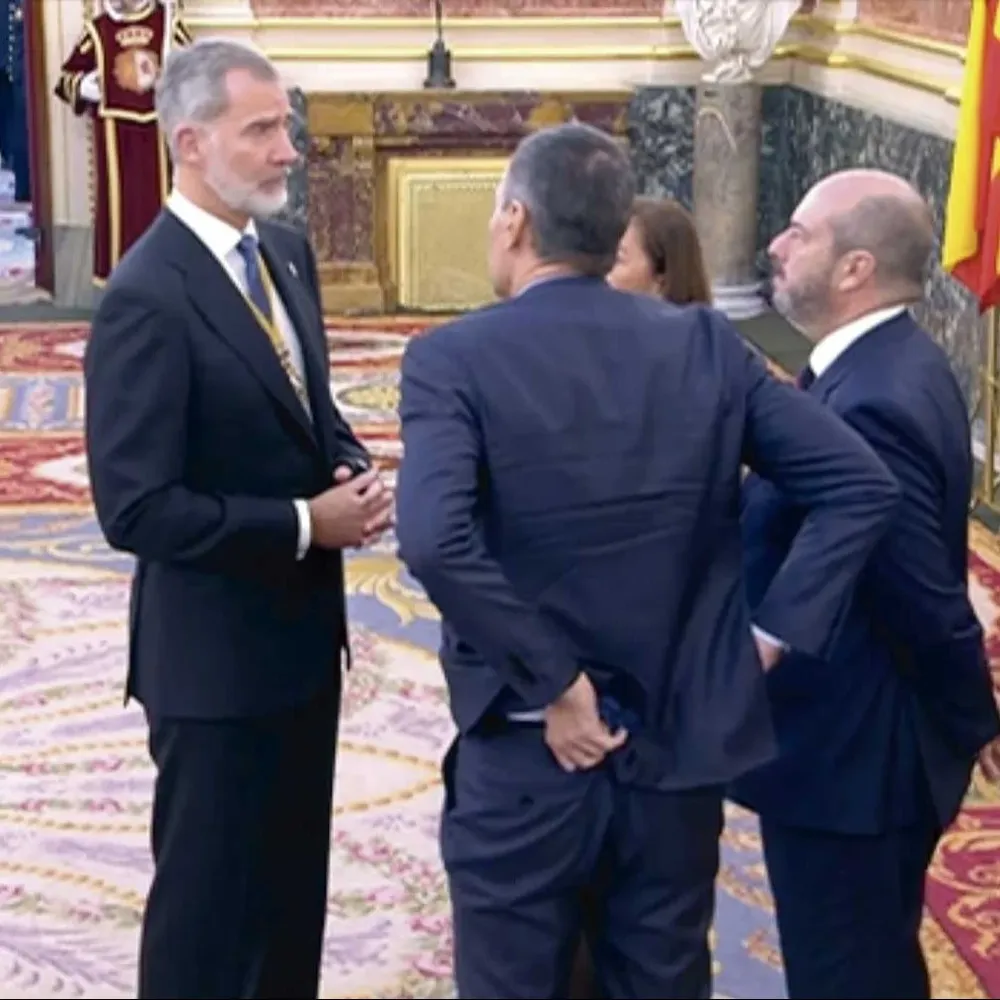 Perdo Sánchez se acomoda los pantalones delante del Rey