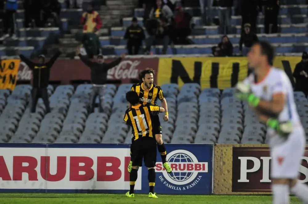 Luis Aguiar abraza a Diego Forlán tras anotar el primer gol ante Sud América