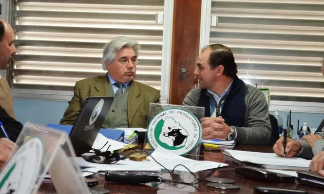 El ministro Tabaré Aguerre escucha al presidente de la ANPL, Rodolfo Braga
