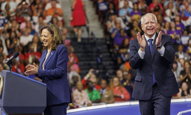 Kamala Harris y Tim Walz en su primer acto de campaña juntos en Philadelphia, el 6 de agosto 