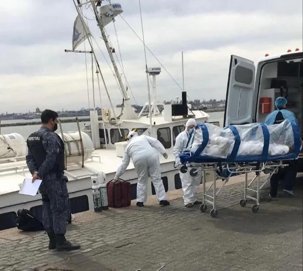 Prefectura debió evacuar a seis tripulantes de un barco lituano