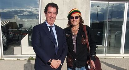 Johnny Depp con el director del aeropuerto de Teruel, Alejandro Ibrahim. EUROPA PRESS