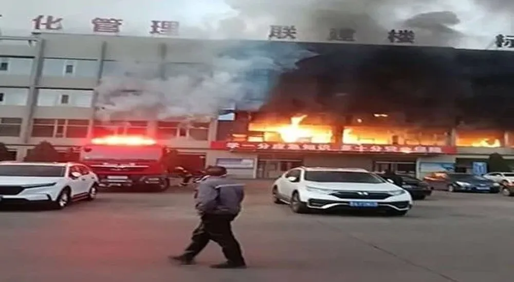 Luego de controlar el fuego, fueron detenidos varios responsables de la empresa y están siendo investigados por las autoridades locales.