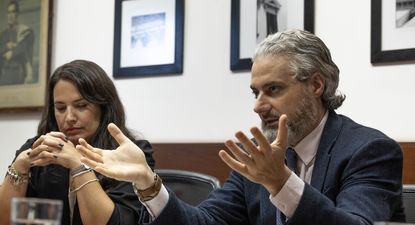 Herman Kamil y Victoria Buscio, de la Unidad de Gestión de Deuda del Ministerio de Economía y Finanzas.