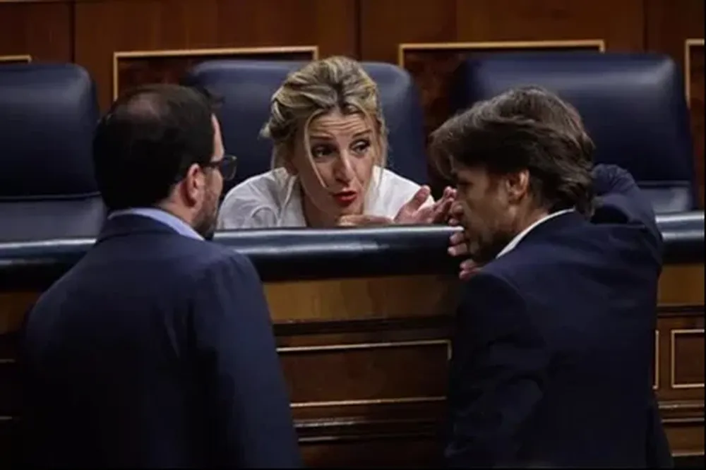 Yolanda Díaz habla con Jaume Asens junto a Alberto Garzón,