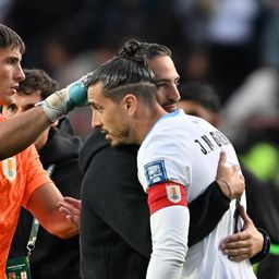 Sergio Rochet y José María Giménez tras el empate en El Alto