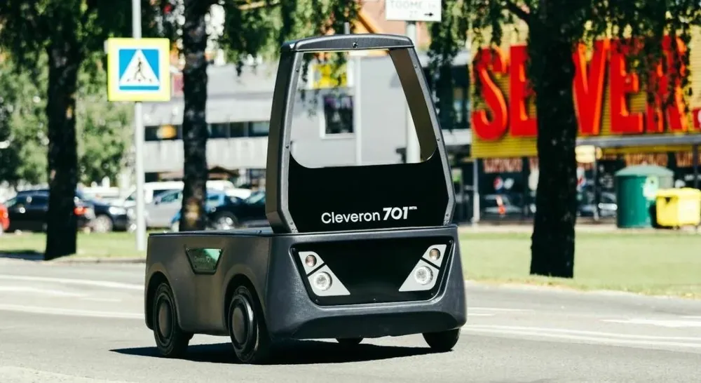 El vehículo es monitoreado a distancia por un teleoperador.