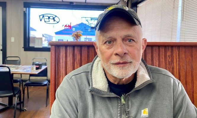 Gene Burkholder pasa regularmente por el restaurante Barn para desayunar, sin importar lo que esté ocurriendo en los mercados bursátiles.