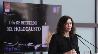 Isabel Díaz Ayuso denuncia el odio a Israel en un acto marcado por el plantón de Más Madrid
