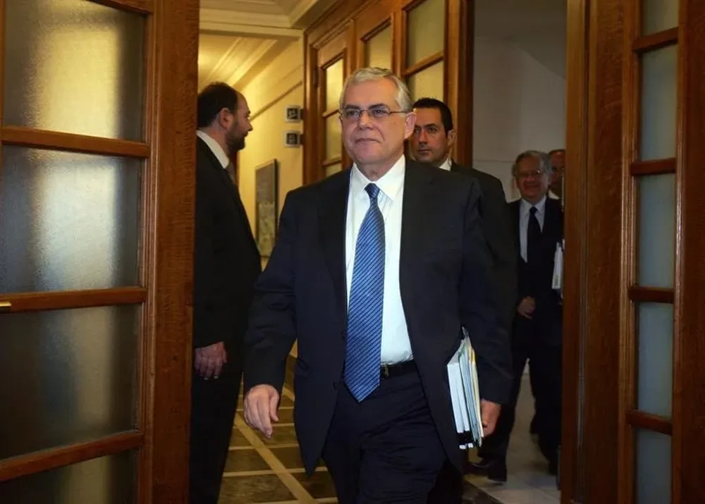 El primer ministro griego, Lukás Papademus