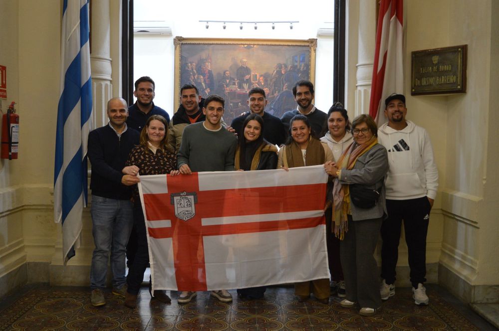 La Intendencia de Florida le entregó la bandera del departamento a Juan Manuel Sanabria