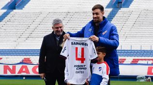 Sebastián Coates con la camiseta número 4 de Nacional, con la que jugará; a su lado, Alejandro Balbi