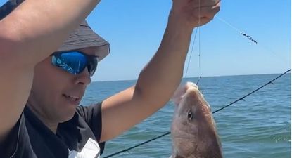 Leonardo Fernández pescó una enorme corvina en su día libre en Peñarol