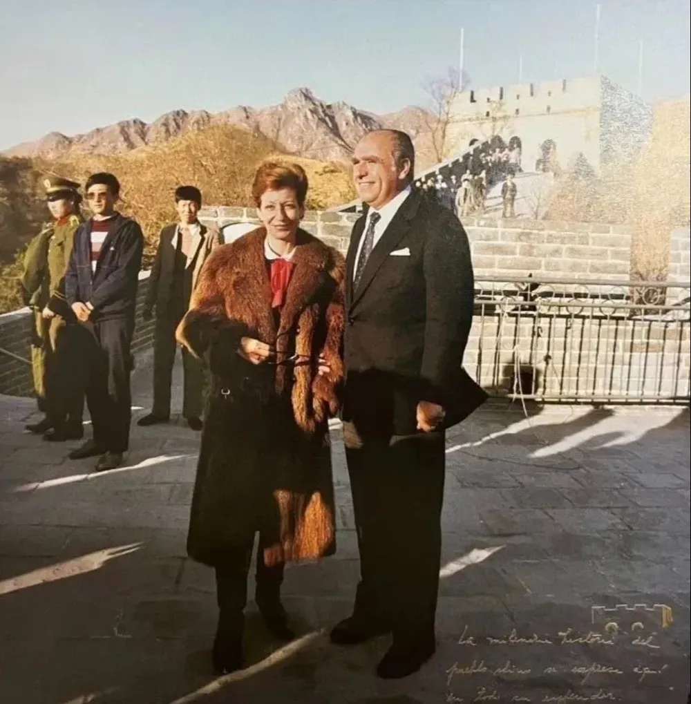 Julio María Sanguinetti en 1997 con Marta Canesa en la Gran Muralla China