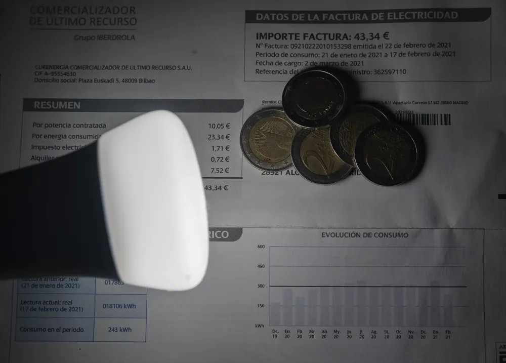 El precio de la luz cae este sábado.
