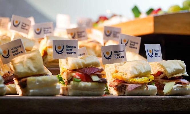 Carnes exportadas a China: el chivito en un restaurante de Guangzhou.