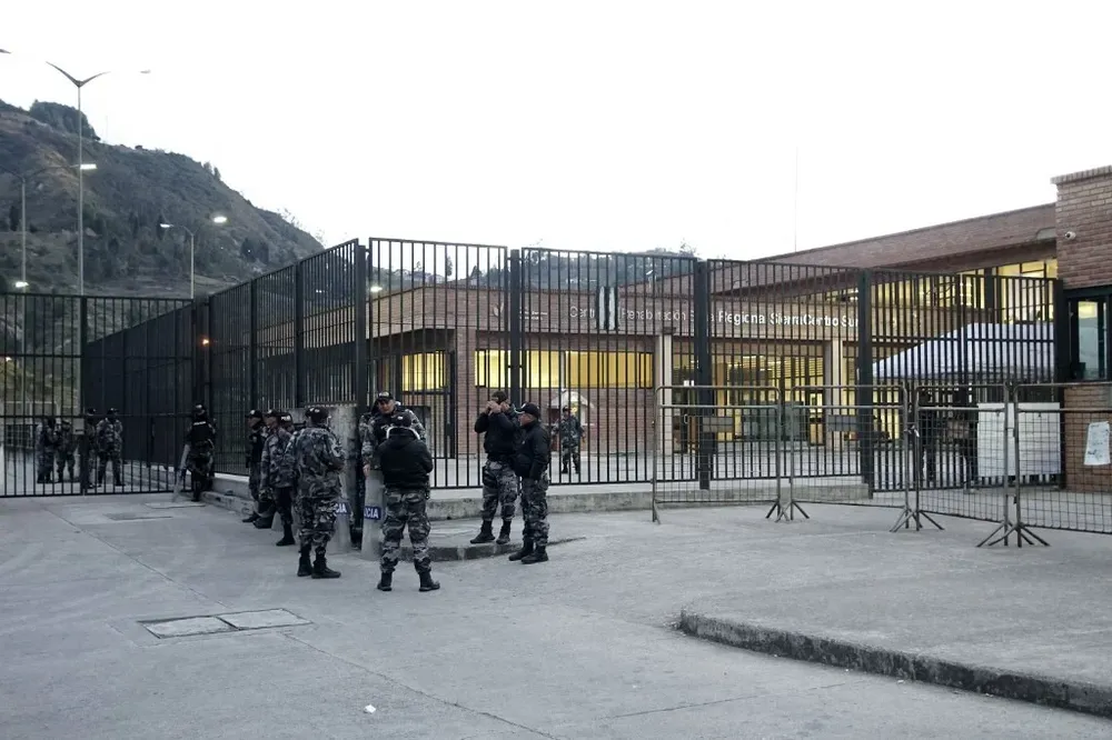 Personal policial monta guardia en las afueras de la cárcel de Turi donde reclusos amenazan con retener guardianes
