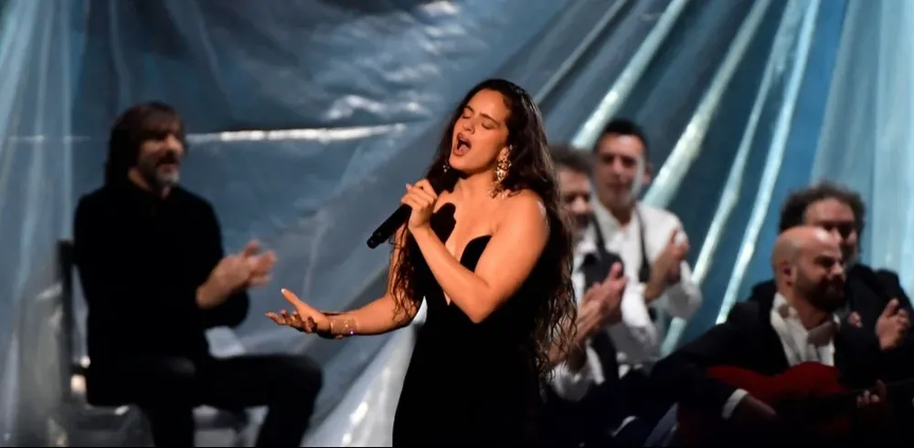 Rosalía, durante su actuación en los latin Grammy